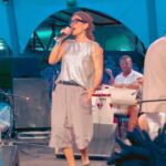 Zélia Duncan Instagram – A música me faz feliz em muitos lugares, até onde me sinto capaz de arriscar e prosseguir. Mas o único lugar dela onde esqueço de mim e viro criança, esqueço de mim e viro todo mundo, é no samba. Roda de Samba é pra mim a emoção de se misturar e servir ao momento, coletivamente. Eu tava de longe, coçando os cotovelos e o destino, manhoso, me deixou estar perto no último momento. E agora que cantei com ele, @pretinhodaserrinha , amigo de todas as horas, posso dizer, feliz ano novo, gente! Samba de Arerê é de @xandedepilares , Arlindo Cruz e Mauro Junior!