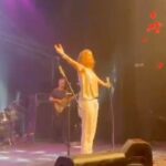 Zélia Duncan Instagram – Vou guardar vcs pra meia-noite do 31! Flores  é de @fredmartinsmusic e Marcelo Diniz.
