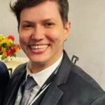 Zélia Duncan Instagram - Foi por causa de Karol Eller, que comecei meus videos, em 2019. Reposto no stories o primeiro de todos. Ontem ela se retirou da cena da vida, de forma muito muito triste. Fiquei abalada, porque imagino a dor, o desespero por que certamente passou, durante todo seu tempo aqui. Lésbica e bolsonarista, mergulhou nesse labirinto, por não se aceitar. Claro que não conheço tudo sobre ela, temos muitos traumas durante nossas vidas. Mas ela foi cooptada por fundamentalistas religiosos desalmados, que a convenceram de que sua natureza era doente e precisava de "cura". Karol se submeteu a esse tipo de tortura para, em seguida, tirar a própria vida. Karol era truculenta e fazia pouco de nossa comunidade. Karol morreu sem saber que seu conforto seria nos braços de seus iguais e que nossa luta vale à pena, porque salva nossas existências. Chorei por tudo, por nós, por ela. Por uma coisa que poderia ser tão simples e normal, tirar nossa paz e nosso tempo aqui. Não se abandone, não perca de vista quem te ama e pode te ajudar.
