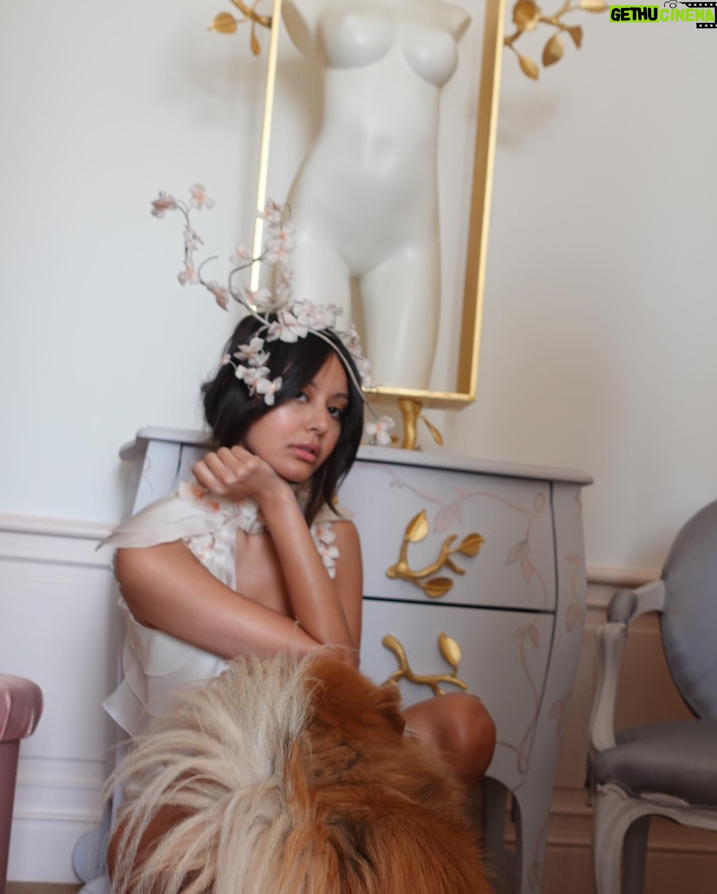 Zahia Dehar Instagram - L’abricotier en fleurs 🌸 #zahiacouture