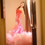 Zahraa Sami Instagram - Bringing the allure of the Met Gala to Iraq, where cultural elegance meets red carpet glamour. ✨ اطلالة السجاده الحمرة امس في بغداد تلتقي بنكهة ال met gala بأختلافها و تصميمها الفريد كقطعة الوحيده من نوعها✨❤️ Styled by : @elimchantaf Dress : @geyannayouness Jewelry: @zoughaibandco.iq @zoughaibandco Hair & makeup : @jihan.iraqofficial