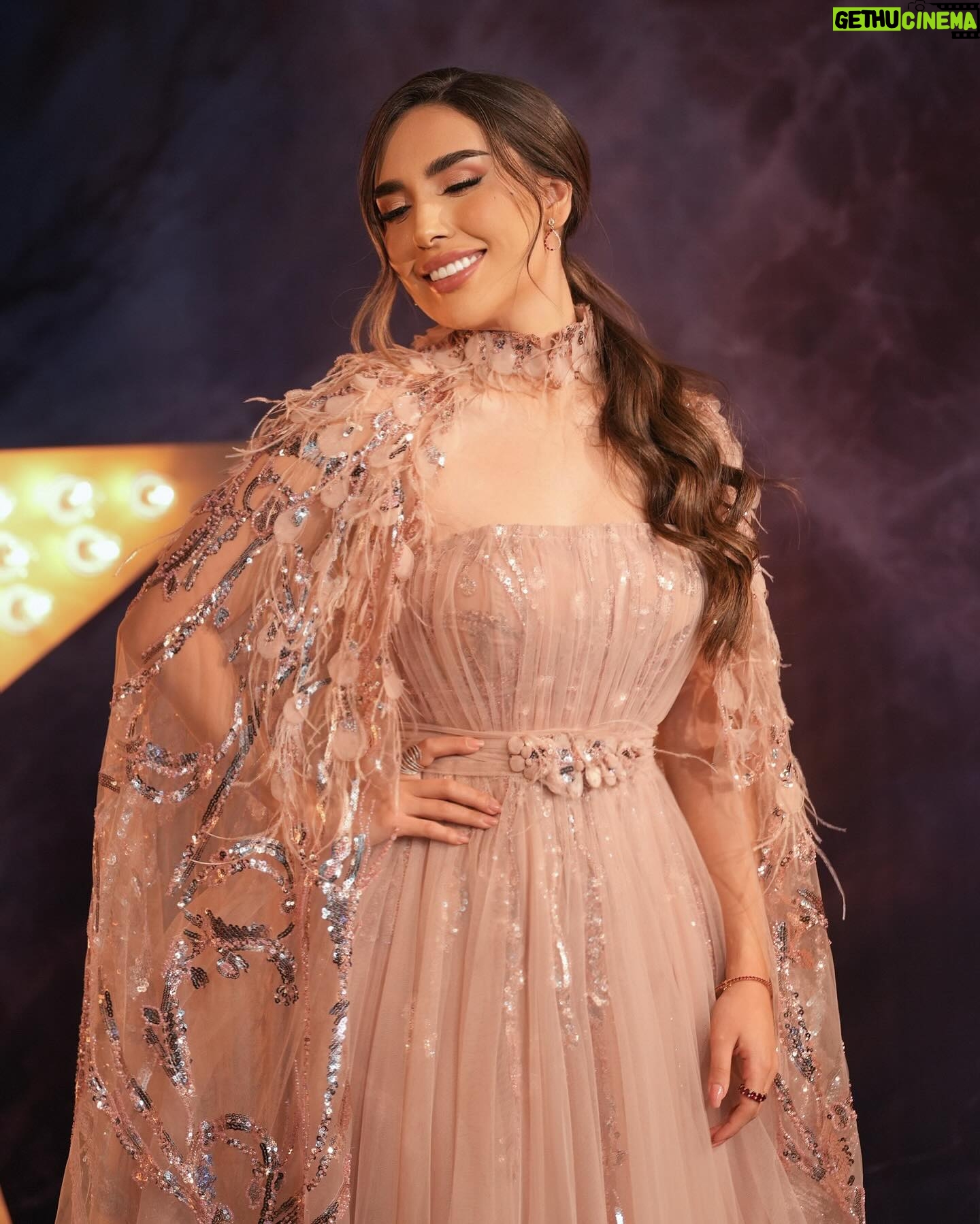Zahraa Sami Instagram - Tonight YOOZ talent prime 3 ⭐️ @mbciraqtv الليلة البرايم الثالث تابعونا🤍 My Look for The Auditions Part in Details: •Stylist: @elimchantaf #StyledByEli✌️ •Total Look: @yona.iq •Jewelry: @zoughaibandco | @zoughaibandco.iq | @christinezoughaib •Mua: @mhmdghaith1 •📸: @ali.macro @mbciraqtv @asiacellconnect