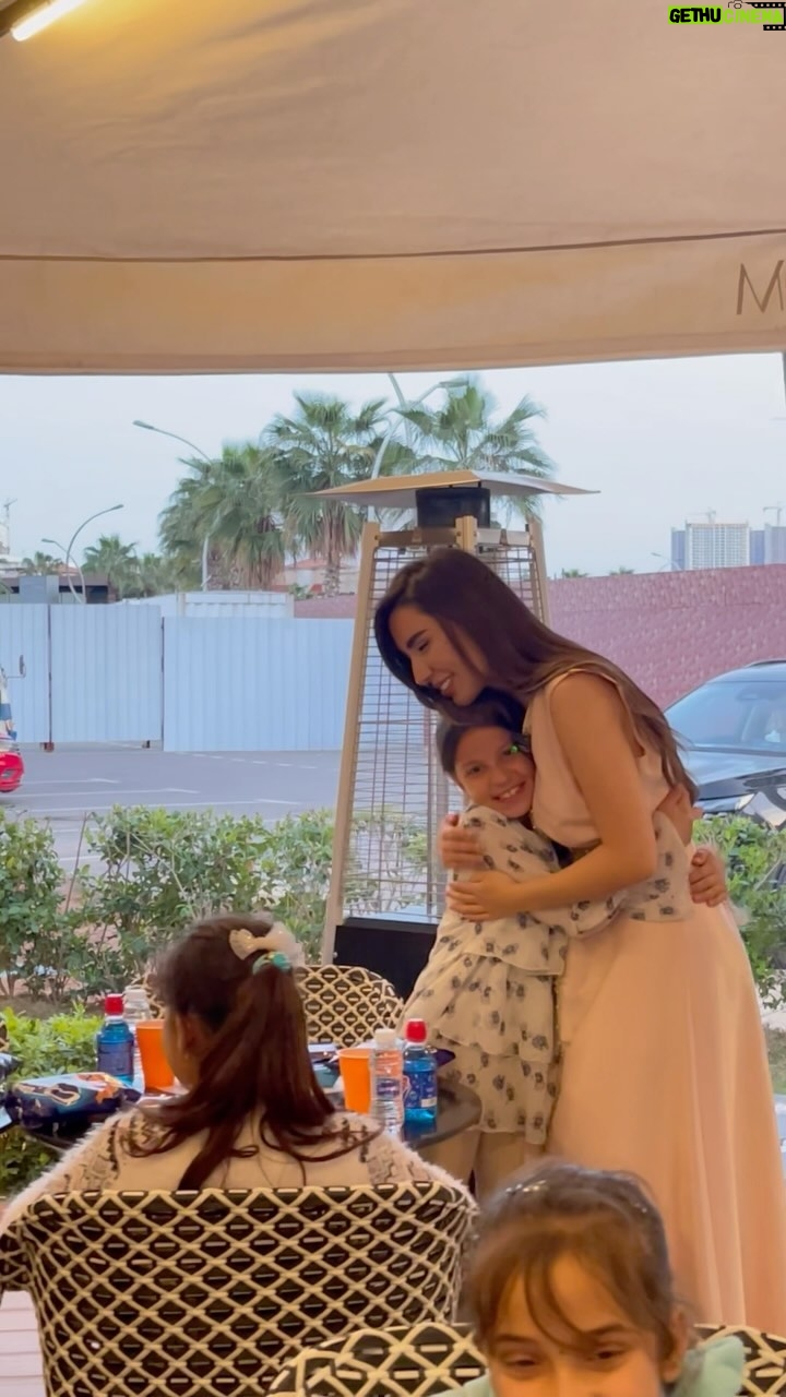 Zahraa Sami Instagram - حبيت احتفل مع الأيتام في عيدميلادي هاي السنة و ازورهم مثل كل سنة بالعيد .. احلى البنات و الشباب صاحبين شخصية جميلة و نفسه نقيه و عدهم احلام و طموح تخليك تحس الدنيا بعدها بخير احبكم و عيدي وياكم احلى🩷