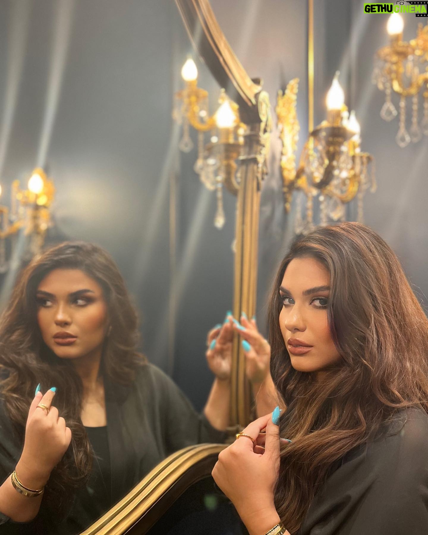 Zainab Ghazi - 3 Likes - الحياة رحلة لصنع الذات وليس البحث عنها، اخلق من نفسك شيئاً يصعب تقليده!