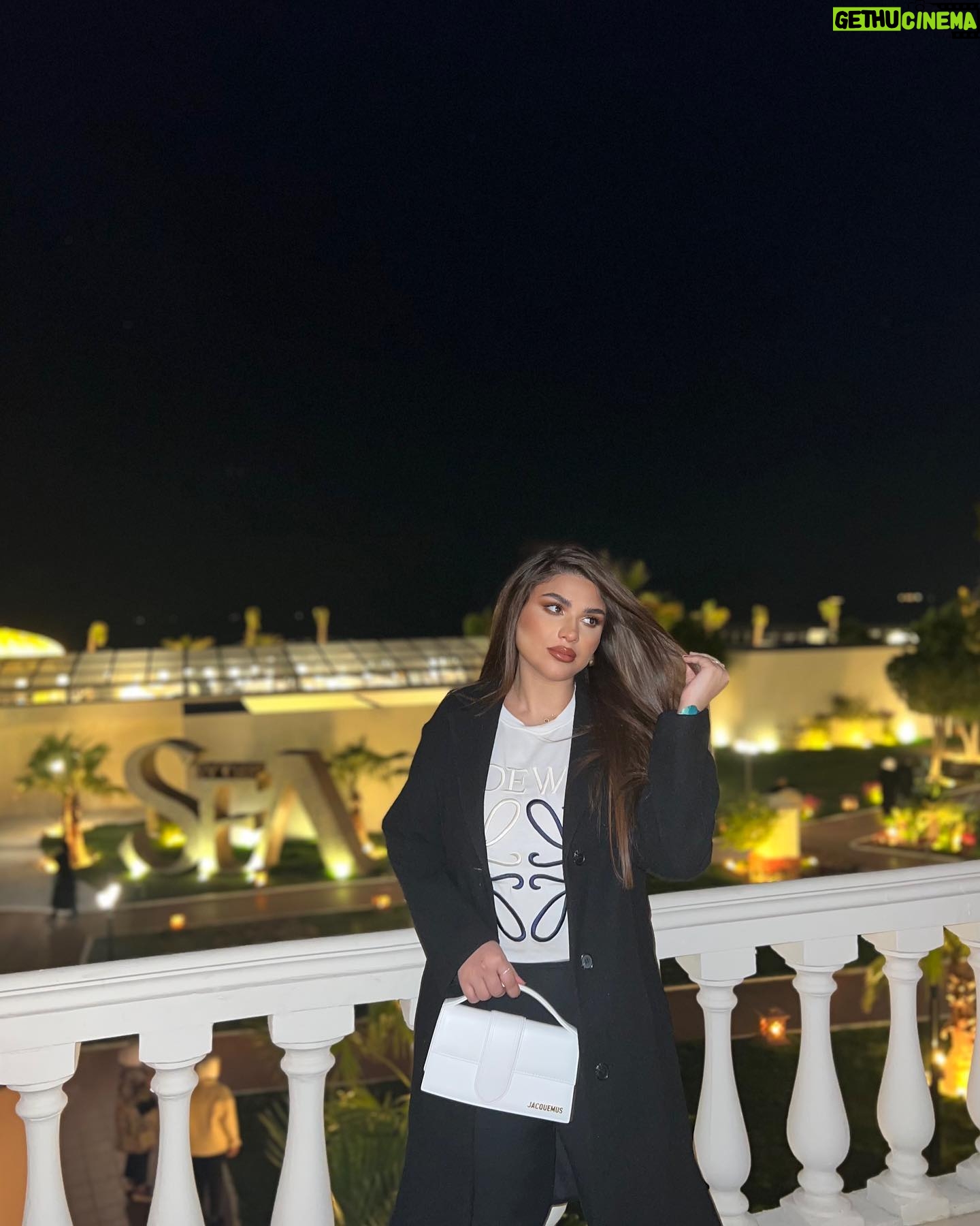 Zainab Ghazi - 3 Likes - ماراح يساعدونك اذا حسوا بتكون احسن منهم !