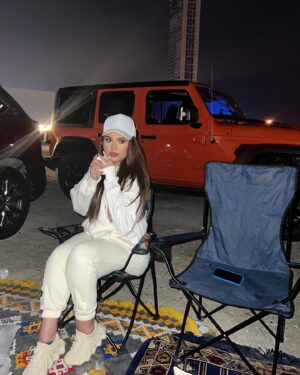 Zainab Ghazi Instagram - ابادر ولا مابادر ؟☁️🤍