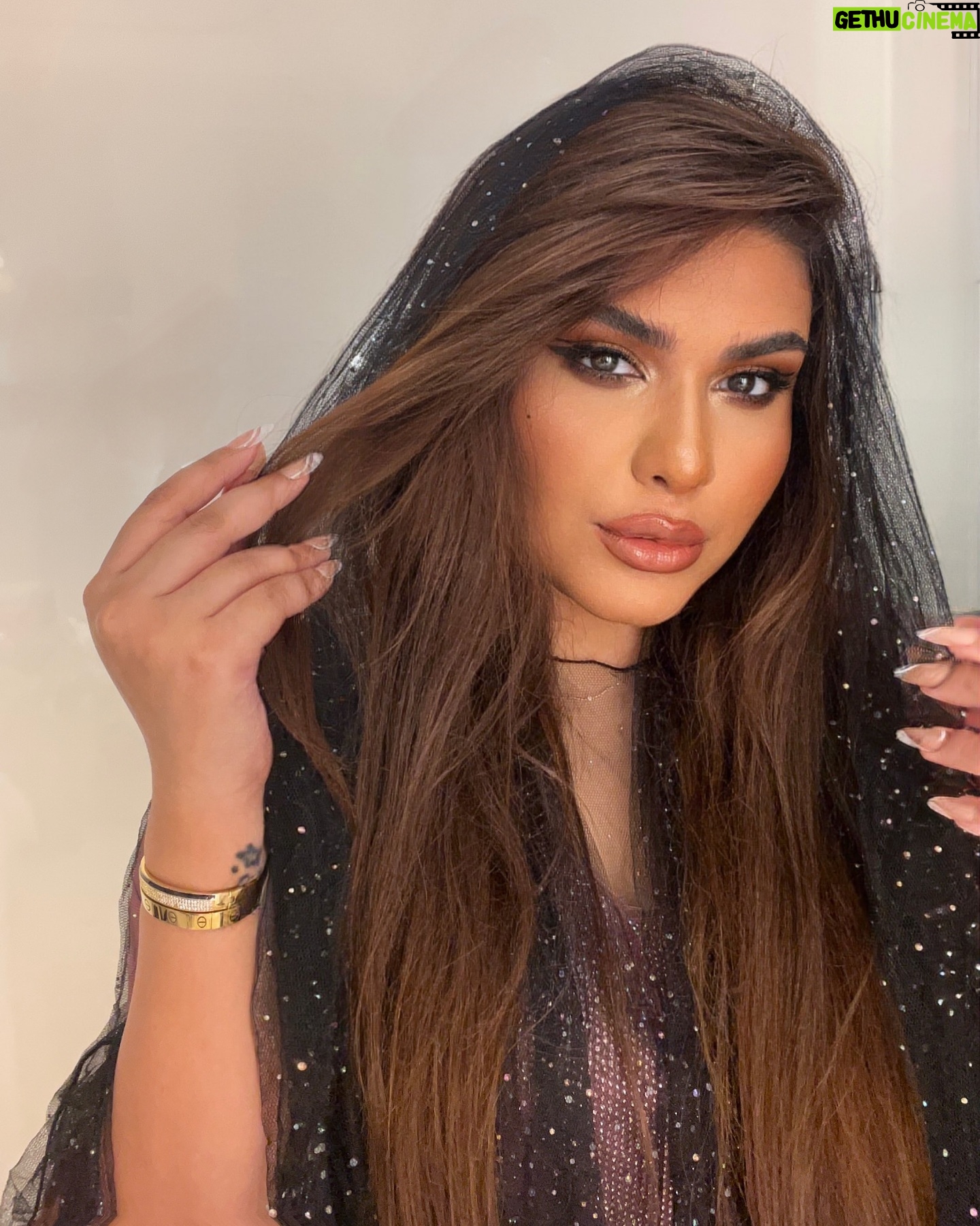 Zainab Ghazi - 3 Likes - انا الافراح والارباح والفايض وراس المال🎼🖤