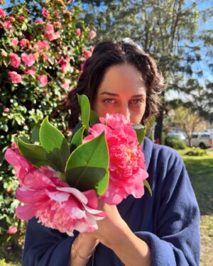 Zar Amir Ebrahimi Instagram - Zar Amir Ebrahimi and Selina Zahednia on the set of #ShaydaFilm. 🌺
Opens in additional cities this Friday. Check Tickets.ShaydaMovie.com for showtimes near you.