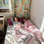 Zar Amir Ebrahimi Instagram - BTS - Shayda & Mona as Captured by our Director Noora 🌸 Our film is a love letter to mothers and daughters everywhere. #SHAYDAfilm Now showing on the Academy Screening Room. 💫 @zaramirebrahimi @dirtyfilms @origma45 @parandehpictures @sonyclassics @hanway_films @vertigoreleasing @the51fund #selinazahednia