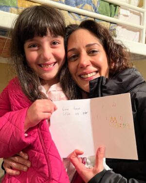 Zar Amir Ebrahimi Instagram - BTS - Shayda & Mona as Captured by our Director Noora 🌸 

Our film is a love letter to mothers and daughters everywhere. #SHAYDAfilm Now showing on the Academy Screening Room. 💫 

@zaramirebrahimi @dirtyfilms @origma45 @parandehpictures @sonyclassics @hanway_films @vertigoreleasing @the51fund #selinazahednia