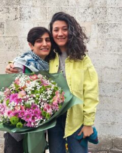 Zar Amir Ebrahimi Instagram - These courageous journalists, Niloofar Hamedi and Elaheh Mohammadi who covered the death of Mahsa Amini were released temporarily, on heavy bail pending their appeal! We’re SO blessed to finally share this good news in the smiles and tears but… Our fight continues… their place is not in prison! #womenlifefreedom #journalismisnotcrime #mahsaamini
