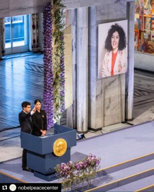 Zar Amir Ebrahimi Instagram - NARGES MOHAMMADI : Combattante, Résistante, Libre ✌️🕊️🕊️ ✌️#femmevieliberté #nobelpeaceprize #Repost @nobelpeacecenter 
・・・
Today, Narges Mohammadi was awarded the Nobel Peace Prize for her fight against the oppression of women in Iran and her fight to protect human Rights and freedom for all🕊️

Her powerful Nobel Lecture was delivered by her children, Kiana and Ali Rahmani at Oslo City Hall today. 

Tomorrow, they will open the Nobel Peace Prize exhibition officially at the Nobel Peace Center. Narges Mohammadi has been imprisoned in Iran since 2021. 

Photo: Jo Straube

#zanzendegiazadi #womanlifefreedom #nobelpeaceprize