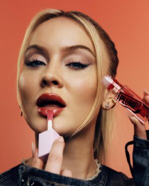 Zara Larsson Instagram - Coming in hot 🥵🌶️🔥 I’m excited to share my new collab with @maybelline new york! Have you tried the new #liferplump ?? it’s on fire hehe