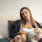 Zara McDermott Instagram - Taking my cat mum duties very seriously around here!!!😂🐈 (ad) But in all honesty, my two boys are the best things in my life. They are indoor cats, so I know that it’s so important that I do my research and ensure I’m giving them the most well rounded, balanced diets I want them to thrive in their home and live long, healthy lives. I stumbled across @edgardcooper on TikTok a few months ago in a cat food review, and I’ve been feeding it to my boys ever since. My cats are super fussy, especially Cedric. They both loved the food and I know that there’s no cheap filler ingredients, no grains (very important!! As lots of foods have grains) & no nasties. All the food is made with fresh meat, and no added sugar. 🐈💙💙