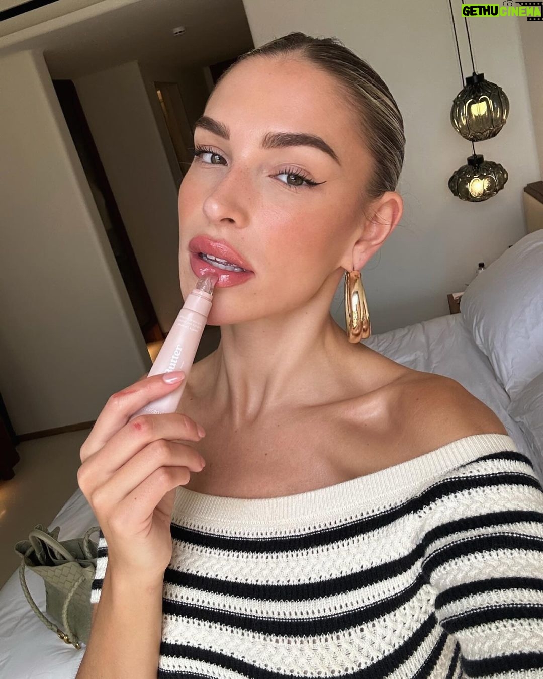 Zara McDermott Instagram - how is it nearly the end of April already. π«£πΉπΈπ·