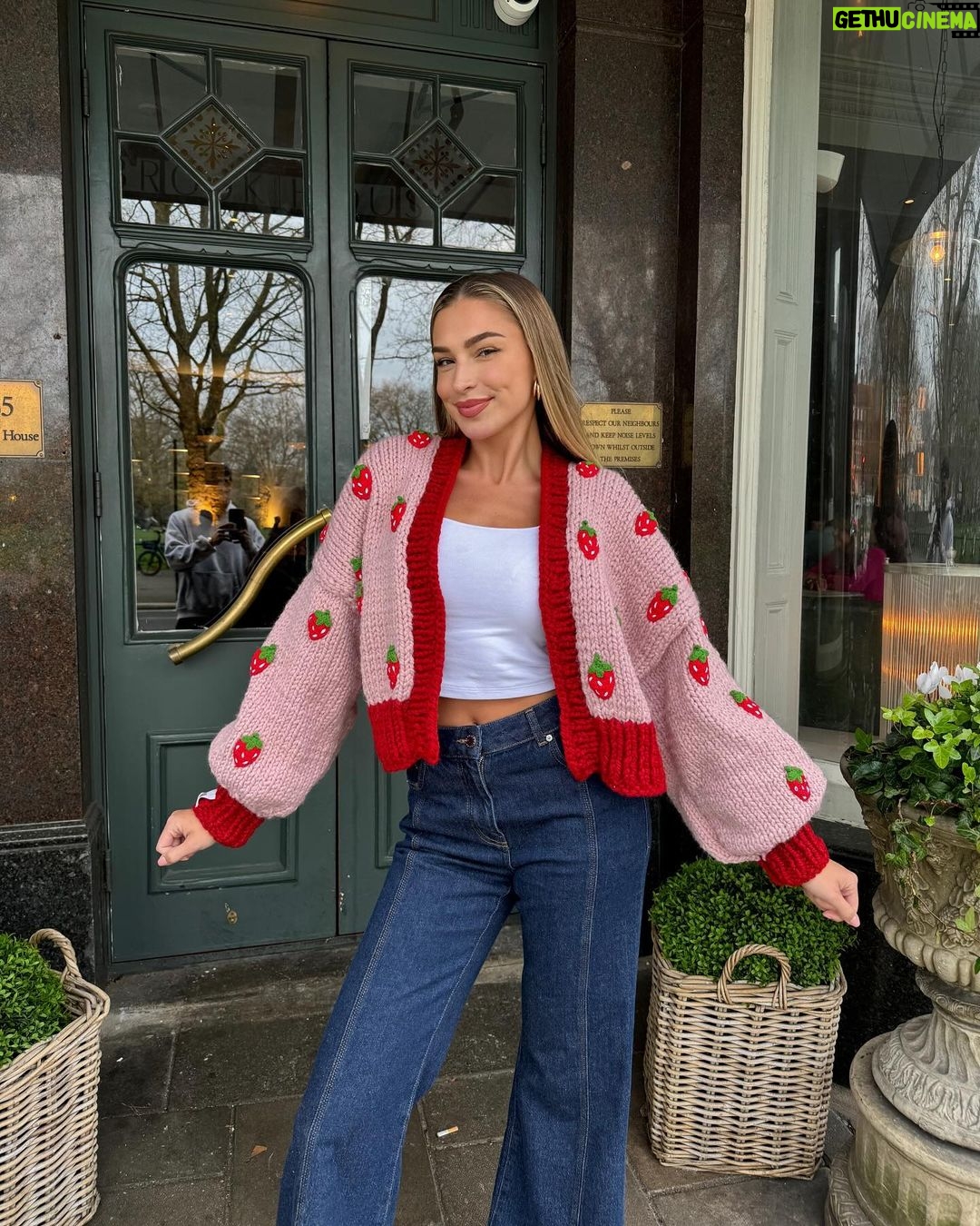 Zara McDermott Instagram - march… you were beyond perfect 🥹🩷 (minus the boot😭)