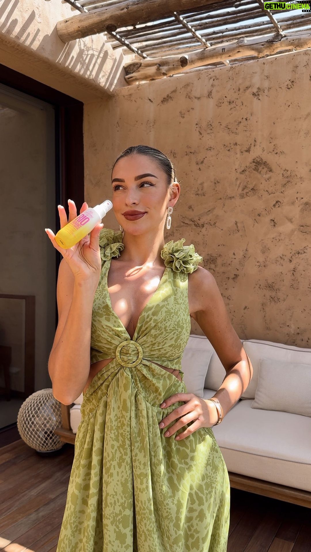 Zara McDermott Instagram - Glazed donut skin is in this summer π©β¨ and the only way Iβm glowing is with my @soldejaneiro SPF50 products (AD) Protecting my skin never looked so good π
πΌπ