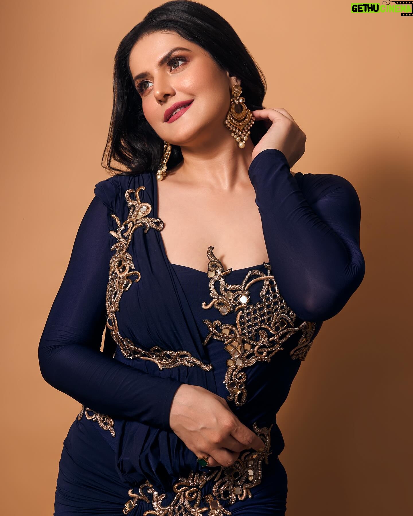 Zareen Khan Instagram - โ๐ฆ๐ฎ๐ต๐ต ๐ซ๐ฎ๐ฑ๐ช๐ฟ๐ฎ๐ญ ๐ฆ๐ธ๐ถ๐ฎ๐ท ๐ป๐ช๐ป๐ฎ๐ต๐ ๐ถ๐ช๐ด๐ฎ ๐๐ฒ๐ผ๐ฝ๐ธ๐ป๐ !โ - ๐ผ๐๐๐๐๐ข๐ ๐ผ๐๐๐๐๐. Outfit - @archanakochharofficial Make up - @makeupbyvinod Hair - @shab_qureshi786 ๐ธ - @sjframes #ZareenKhan