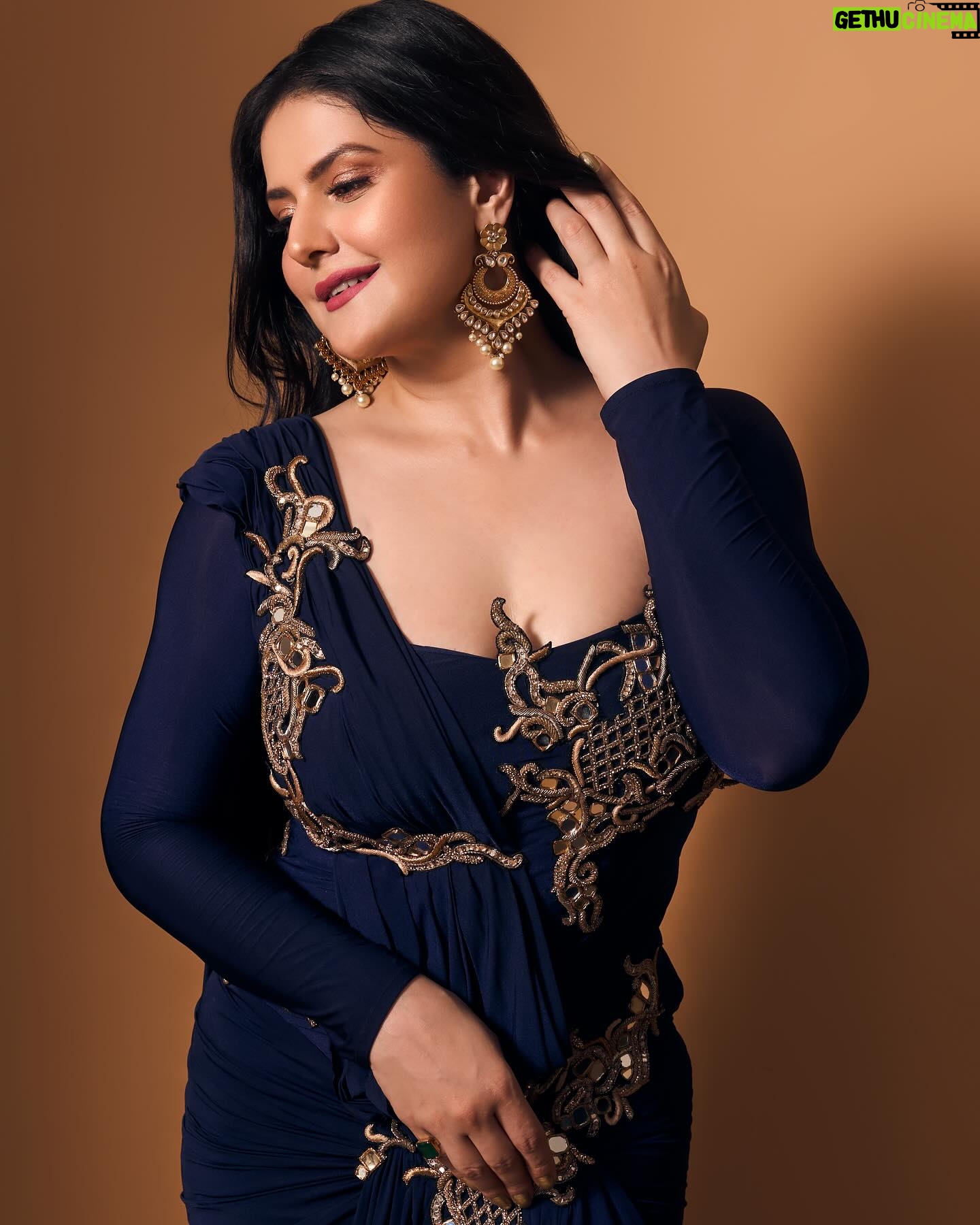 Zareen Khan Instagram - โ๐ฆ๐ฎ๐ต๐ต ๐ซ๐ฎ๐ฑ๐ช๐ฟ๐ฎ๐ญ ๐ฆ๐ธ๐ถ๐ฎ๐ท ๐ป๐ช๐ป๐ฎ๐ต๐ ๐ถ๐ช๐ด๐ฎ ๐๐ฒ๐ผ๐ฝ๐ธ๐ป๐ !โ - ๐ผ๐๐๐๐๐ข๐ ๐ผ๐๐๐๐๐. Outfit - @archanakochharofficial Make up - @makeupbyvinod Hair - @shab_qureshi786 ๐ธ - @sjframes #ZareenKhan