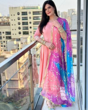 Zareen Khan Instagram - Eid Mubarak from me and mine to you and yours 🤍💫

#EidUlFitr #RamadanEidMubarak #ZareenKhan