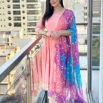 Zareen Khan Instagram – Eid Mubarak from me and mine to you and yours 🤍💫

#EidUlFitr #RamadanEidMubarak #ZareenKhan