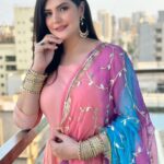 Zareen Khan Instagram - Eid Mubarak from me and mine to you and yours 🤍💫 #EidUlFitr #RamadanEidMubarak #ZareenKhan
