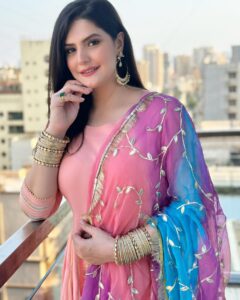 Zareen Khan Instagram - Eid Mubarak from me and mine to you and yours 🤍💫 #EidUlFitr #RamadanEidMubarak #ZareenKhan
