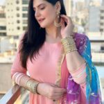 Zareen Khan Instagram - Eid Mubarak from me and mine to you and yours 🤍💫 #EidUlFitr #RamadanEidMubarak #ZareenKhan