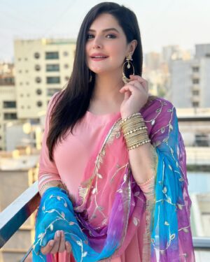 Zareen Khan Instagram - Eid Mubarak from me and mine to you and yours 🤍💫

#EidUlFitr #RamadanEidMubarak #ZareenKhan