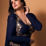 Zareen Khan Instagram – ‘𝓦𝓮𝓵𝓵 𝓫𝓮𝓱𝓪𝓿𝓮𝓭 𝓦𝓸𝓶𝓮𝓷 𝓻𝓪𝓻𝓮𝓵𝔂 𝓶𝓪𝓴𝓮 𝓗𝓲𝓼𝓽𝓸𝓻𝔂 !’
– 𝙼𝚊𝚛𝚒𝚕𝚢𝚗 𝙼𝚘𝚗𝚛𝚘𝚎.

Outfit – @archanakochharofficial
Make up – @makeupbyvinod
Hair – @shab_qureshi786
📸 – @sjframes 

#ZareenKhan