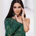 Zarifa Mgoyan Instagram - Дорогие мои, уже который год я являюсь частью фестиваля «Звезды Востока»💫 И в этом году выступать тут было особенно приятно и волнительно☺️ Ведь именно на радио Восток FM я презентовала мой этнический альбом «Klama Dile Min», а на фестивале исполнила песню “Keyne” на курдском языке❤️‍🔥 Известно, что музыка не имеет границ, и что чувствуем мы ее сердцем🙏🏻❤️ Огромное спасибо организаторам за этот праздник музыки @vostokfm✨ Кстати, как вам мой образ для этого выступления?☺️💚 Dress: @elisoeli Make up artist: @rusinovaart Photo: @lubashemetova