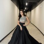 Zarifa Mgoyan Instagram - Состоялся масштабный Рождественский концерт Григория Лепса в Live Аrena! Какой невероятный праздник Григорий Викторович подарил коллегам и зрителям!✨ Смотрите телеверсию 6 января на Первом канале.💫 Ну а предновогоднее напряжение не спадает, дни расписаны по часам.🙈 Кстати, как Вам мое новое платье от @elisoeli?☺️
