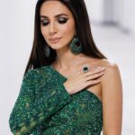 Zarifa Mgoyan Instagram - Дорогие мои, уже который год я являюсь частью фестиваля «Звезды Востока»💫 И в этом году выступать тут было особенно приятно и волнительно☺️ Ведь именно на радио Восток FM я презентовала мой этнический альбом «Klama Dile Min», а на фестивале исполнила песню “Keyne” на курдском языке❤️‍🔥 Известно, что музыка не имеет границ, и что чувствуем мы ее сердцем🙏🏻❤️ Огромное спасибо организаторам за этот праздник музыки @vostokfm✨ Кстати, как вам мой образ для этого выступления?☺️💚 Dress: @elisoeli Make up artist: @rusinovaart Photo: @lubashemetova