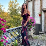 Zarifa Mgoyan Instagram – Впереди концерты с трудной логистикой, пожелайте мне удачи🍀

А вчера такая красивая💃🏻💄😉 я была на дне рождения своей самой близкой подруги, моей Галины❤️

Какое фото вам нравится 1, 2, 3, 4, 5?☺️

Великолепное платье на мне от @blue_ocean_moscow
