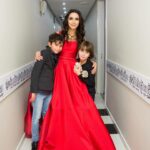Zarifa Mgoyan Instagram – Как же быстро летит время! 🚀 
Сегодня день рождения у моего младшего сына Максима.🥳🎂 
12 лет счастья и благодарности Господу за тебя, сынок!
Как ты нас всех радуешь.
Будь здоров и счастлив, Максимушка!
Мы тебя очень любим.❤️

P. S: по доброй традиции сделали фото в коридоре БКЗ «Октябрьский»
Листайте➡️
Еще недавно мои мальчишки Даня и Макс были такими малышами😌