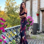 Zarifa Mgoyan Instagram - Впереди концерты с трудной логистикой, пожелайте мне удачи🍀 А вчера такая красивая💃🏻💄😉 я была на дне рождения своей самой близкой подруги, моей Галины❤️ Какое фото вам нравится 1, 2, 3, 4, 5?☺️ Великолепное платье на мне от @blue_ocean_moscow