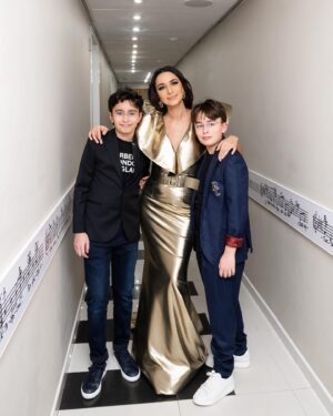 Zarifa Mgoyan Instagram - Как же быстро летит время! 🚀 
Сегодня день рождения у моего младшего сына Максима.🥳🎂 
12 лет счастья и благодарности Господу за тебя, сынок!
Как ты нас всех радуешь.
Будь здоров и счастлив, Максимушка!
Мы тебя очень любим.❤️

P. S: по доброй традиции сделали фото в коридоре БКЗ «Октябрьский»
Листайте➡️
Еще недавно мои мальчишки Даня и Макс были такими малышами😌