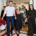 Zarifa Mgoyan Instagram – Наша любимая Александра Николаевна Пахмутова.❤️
Дорогие мои, хочу поделиться с вами событием, которое произошло на днях.

Уникальная творческая встреча детей из детских домов с легендой отечественной музыки, нашей дорогой и всеми любимой Александрой Николаевной Пахмутовой. 
Я невероятно рада, что стала частью такого важного дня. Вместе с Александрой Николаевной мы исполнили мои самые любимые произведения «Вера», «Нежность» и «Надежда».

Детки подготовили творческие подарки, рассказывали стихи, был даже торт в форме рояля с нотами наших песен. И какие же важные слова Александра Николаевна сказала юным гостям – Все находится только в ваших руках, вы должны верить в себя свои силы, учиться и самое главное сохранять в себе свой внутренний свет и любовь.

Встреча с Человеком такого масштаба, как Александра Николаевна Пахмутова – невероятная удача. Уверена это событие останется ярким и теплым воспоминанием в сердцах этих детей.

Какое счастье, что мы живем в одно время с Александрой Николаевной, и как же непривычно было ее видеть без Николая Николаевича Добронравова… Его произведения всегда в наших сердцах.

Огромная благодарность за организацию этого мероприятия Евгению Малышко, Светлане Копытиной и благотворительному фонду «Академия жизни» @academyoflife_ru 💫

Небольшой фотоотчет для вас.
Ваша Зара.❤️