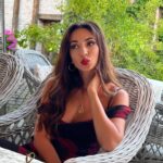 Zarifa Mgoyan Instagram – Впереди концерты с трудной логистикой, пожелайте мне удачи🍀

А вчера такая красивая💃🏻💄😉 я была на дне рождения своей самой близкой подруги, моей Галины❤️

Какое фото вам нравится 1, 2, 3, 4, 5?☺️

Великолепное платье на мне от @blue_ocean_moscow