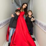 Zarifa Mgoyan Instagram – Как же быстро летит время! 🚀 
Сегодня день рождения у моего младшего сына Максима.🥳🎂 
12 лет счастья и благодарности Господу за тебя, сынок!
Как ты нас всех радуешь.
Будь здоров и счастлив, Максимушка!
Мы тебя очень любим.❤️

P. S: по доброй традиции сделали фото в коридоре БКЗ «Октябрьский»
Листайте➡️
Еще недавно мои мальчишки Даня и Макс были такими малышами😌
