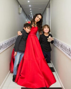 Zarifa Mgoyan Instagram - Как же быстро летит время! 🚀 
Сегодня день рождения у моего младшего сына Максима.🥳🎂 
12 лет счастья и благодарности Господу за тебя, сынок!
Как ты нас всех радуешь.
Будь здоров и счастлив, Максимушка!
Мы тебя очень любим.❤️

P. S: по доброй традиции сделали фото в коридоре БКЗ «Октябрьский»
Листайте➡️
Еще недавно мои мальчишки Даня и Макс были такими малышами😌