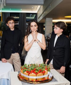 Zarifa Mgoyan Instagram - Благодарю вас, родные!🙏🏻❤️

За тысячи поздравлений со всех концов света, за ваши добрые слова, за ту энергию, что вы вложили в каждое пожелание.

Я так вас люблю❤️
Пусть все мечты сбудутся💫