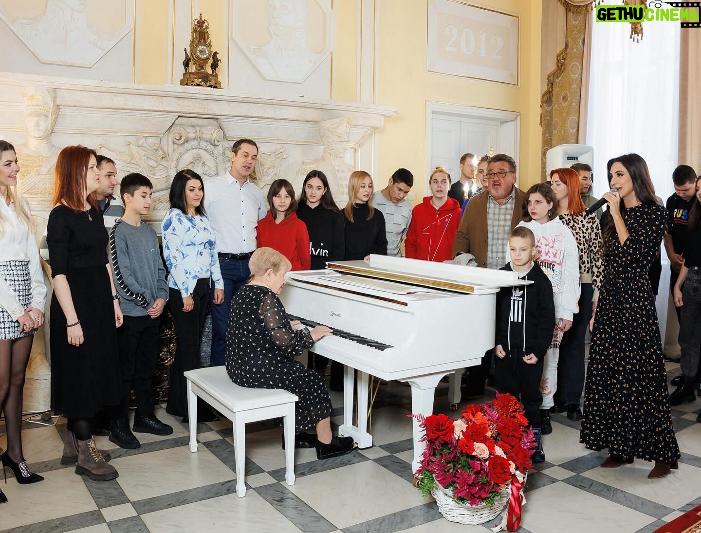 Zarifa Mgoyan Instagram - Наша любимая Александра Николаевна Пахмутова.❤️ Дорогие мои, хочу поделиться с вами событием, которое произошло на днях. Уникальная творческая встреча детей из детских домов с легендой отечественной музыки, нашей дорогой и всеми любимой Александрой Николаевной Пахмутовой. Я невероятно рада, что стала частью такого важного дня. Вместе с Александрой Николаевной мы исполнили мои самые любимые произведения «Вера», «Нежность» и «Надежда». Детки подготовили творческие подарки, рассказывали стихи, был даже торт в форме рояля с нотами наших песен. И какие же важные слова Александра Николаевна сказала юным гостям - Все находится только в ваших руках, вы должны верить в себя свои силы, учиться и самое главное сохранять в себе свой внутренний свет и любовь. Встреча с Человеком такого масштаба, как Александра Николаевна Пахмутова – невероятная удача. Уверена это событие останется ярким и теплым воспоминанием в сердцах этих детей. Какое счастье, что мы живем в одно время с Александрой Николаевной, и как же непривычно было ее видеть без Николая Николаевича Добронравова… Его произведения всегда в наших сердцах. Огромная благодарность за организацию этого мероприятия Евгению Малышко, Светлане Копытиной и благотворительному фонду «Академия жизни» @academyoflife_ru 💫 Небольшой фотоотчет для вас. Ваша Зара.❤️
