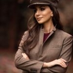 Zarifa Mgoyan Instagram – Сделала себе первый выходной, за долгое время. Хочу побыть дома, вечером сыновья придут из школы и мы устроим семейный ужин.
И какой же теплый ноябрь, осень удивляет в этом году🍂

Фото любимой @rashida_akhtyamova🤎