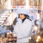 Zarifa Mgoyan Instagram - Сегодня Рождественский сочельник, и знаете, говорят молитвы произнесенные в канун Рождества обладают особенной силой.🙏🏼✨ Я в это очень верю. Добру быть✨ Обнимаю каждого из вас🫂 На фото я в объективе невероятной Дарьи Булавиной @bulavina❤️ И все, кто спрашивал и писал про мой нежный образ, делюсь - шубка от Галы Хачатуровой @galakhachaturova 🤍