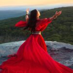 Zarifa Mgoyan Instagram – Сегодня День Музыки!🎼🎶

И я желаю каждому из вас, чтобы она всегда звучала в ваших сердцах и помогала в трудные моменты❤️

В такой прекрасный день хочу еще раз поделиться с вами своим этническим альбомом, который можно прослушать на всех музыкальных площадках.

Какая из песен вам больше понравилась?

#KlamaDileMin