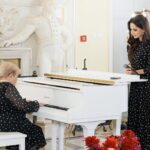 Zarifa Mgoyan Instagram - Наша любимая Александра Николаевна Пахмутова.❤️ Дорогие мои, хочу поделиться с вами событием, которое произошло на днях. Уникальная творческая встреча детей из детских домов с легендой отечественной музыки, нашей дорогой и всеми любимой Александрой Николаевной Пахмутовой. Я невероятно рада, что стала частью такого важного дня. Вместе с Александрой Николаевной мы исполнили мои самые любимые произведения «Вера», «Нежность» и «Надежда». Детки подготовили творческие подарки, рассказывали стихи, был даже торт в форме рояля с нотами наших песен. И какие же важные слова Александра Николаевна сказала юным гостям - Все находится только в ваших руках, вы должны верить в себя свои силы, учиться и самое главное сохранять в себе свой внутренний свет и любовь. Встреча с Человеком такого масштаба, как Александра Николаевна Пахмутова – невероятная удача. Уверена это событие останется ярким и теплым воспоминанием в сердцах этих детей. Какое счастье, что мы живем в одно время с Александрой Николаевной, и как же непривычно было ее видеть без Николая Николаевича Добронравова… Его произведения всегда в наших сердцах. Огромная благодарность за организацию этого мероприятия Евгению Малышко, Светлане Копытиной и благотворительному фонду «Академия жизни» @academyoflife_ru 💫 Небольшой фотоотчет для вас. Ваша Зара.❤️