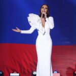 Zarifa Mgoyan Instagram - Для меня было огромной честью исполнить национальный гимн страны в День Народного Единства.🇷🇺 Наша многонациональная и самобытная страна впитала в себя уникальные культуры и традиции. Но ее главным богатством во все времени были люди. Я поздравляю вас и ваши семьи с этим добрый праздником. Берегите друг друга! На сцене павильона №57 «Россия - моя история» я исполнила национальный гимн нашей страны, открыв федеральный просветительский марафон Российского общества «Знание» в рамках международной выставки-форума «Россия». Грандиозное событие объединит лучших представителей промышленности, экономики, культуры, искусства, а также молодых участников марафона. #РОЗ #РоссийскоеОбществоЗнание #ЗнаниеМарафон #ВыставкаРоссия #ГимнРоссии