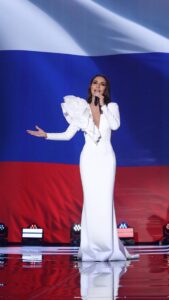 Zarifa Mgoyan Instagram - Для меня было огромной честью исполнить национальный гимн страны в День Народного Единства.🇷🇺 Наша многонациональная и самобытная страна впитала в себя уникальные культуры и традиции. Но ее главным богатством во все времени были люди. Я поздравляю вас и ваши семьи с этим добрый праздником. Берегите друг друга! На сцене павильона №57 «Россия - моя история» я исполнила национальный гимн нашей страны, открыв федеральный просветительский марафон Российского общества «Знание» в рамках международной выставки-форума «Россия». Грандиозное событие объединит лучших представителей промышленности, экономики, культуры, искусства, а также молодых участников марафона. #РОЗ #РоссийскоеОбществоЗнание #ЗнаниеМарафон #ВыставкаРоссия #ГимнРоссии