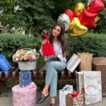 Zarifa Mgoyan Instagram - Боже мой, какой сюрприз!!!😍😍😍 Дорогие, мои самые замечательные мои поклонники❤️ В преддверии моего дня рождения вы сделали мне такой сюрприз - приехала на студию поработать после концерта, а администратор просит меня пройти в парк неподалеку. Иду, а там вы, мои родные!!!!😍 Ребята мои любимые, привезли столько подарков и каждый с таким смыслом и любовью!🙏🏼❤️ Пишу это, а эмоции переполняют. Спасибо, что столько лет вы рядом, поддерживаете и любите! Вы делаете меня счастливой🙏🏼 Благодарю и обнимаю каждого из вас. Ваша Зара❤️ #Zara’sfamily